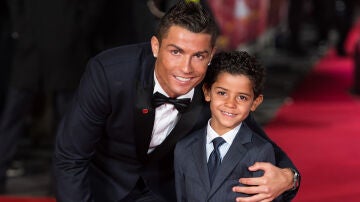 Cristiano y su hijo posan para los medios.