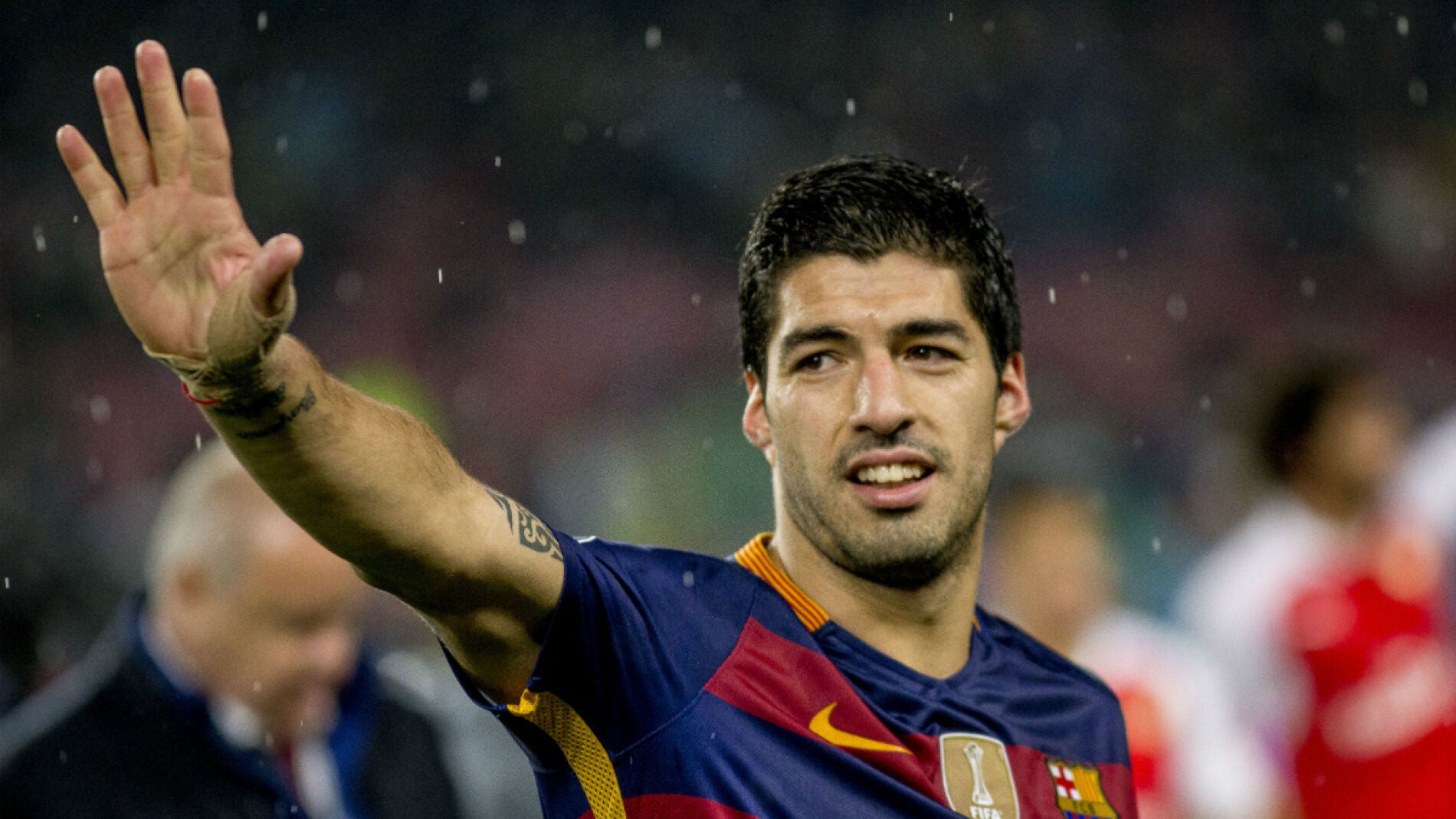 Su&aacute;rez saluda