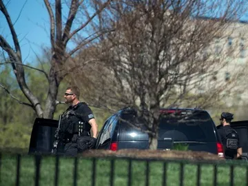 Un agente del servicio secreto patrulla el ala norte de la Casa Blanca Un agente del servicio secreto patrulla el ala norte de la Casa Blanca