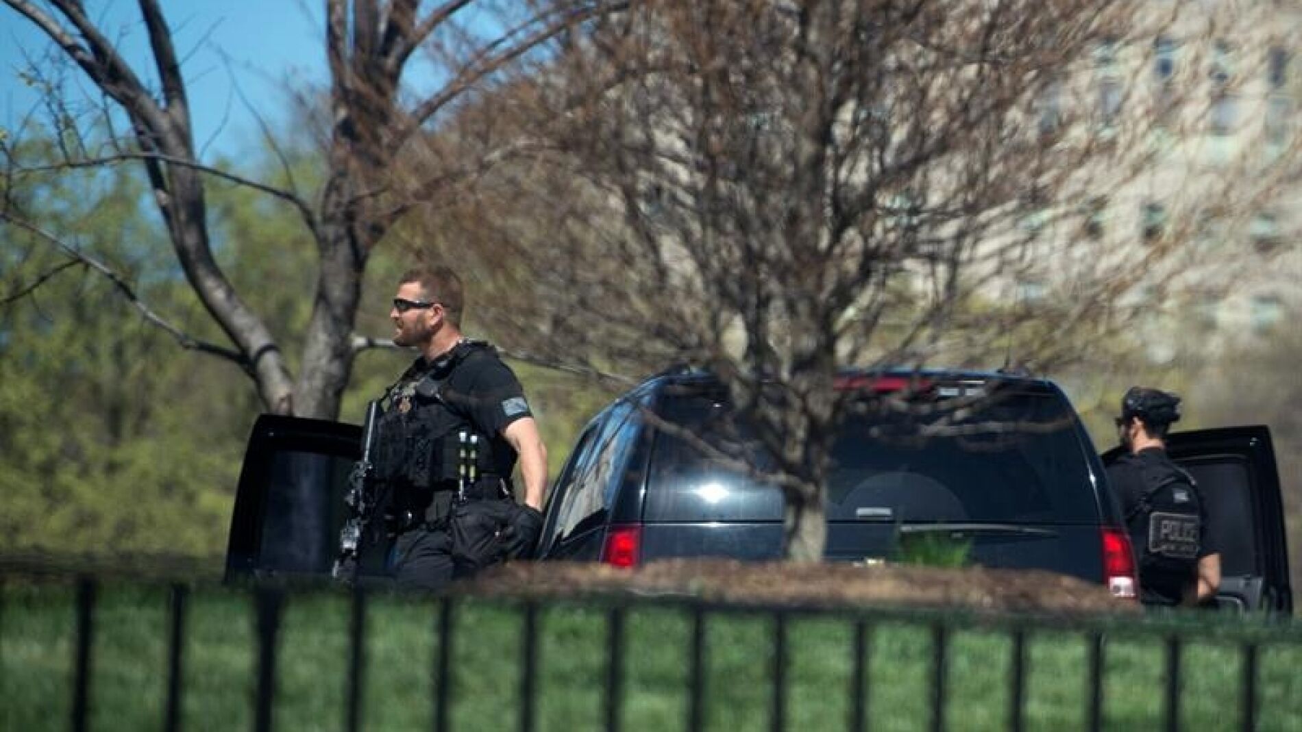 Un agente del servicio secreto patrulla el ala norte de la Casa Blanca