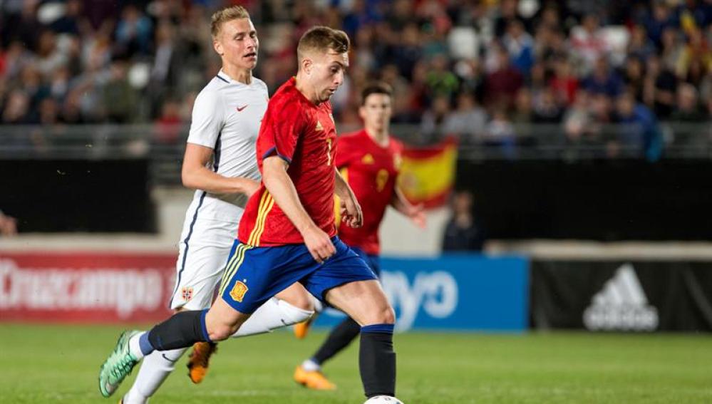 Deulofeu conduce el balón en el partido ante Noruega