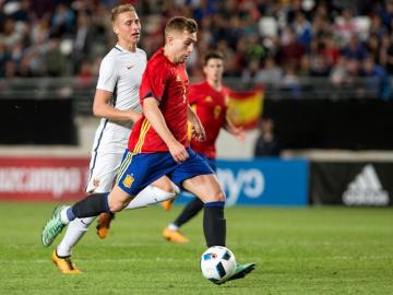 Deulofeu conduce el balón en el partido ante Noruega