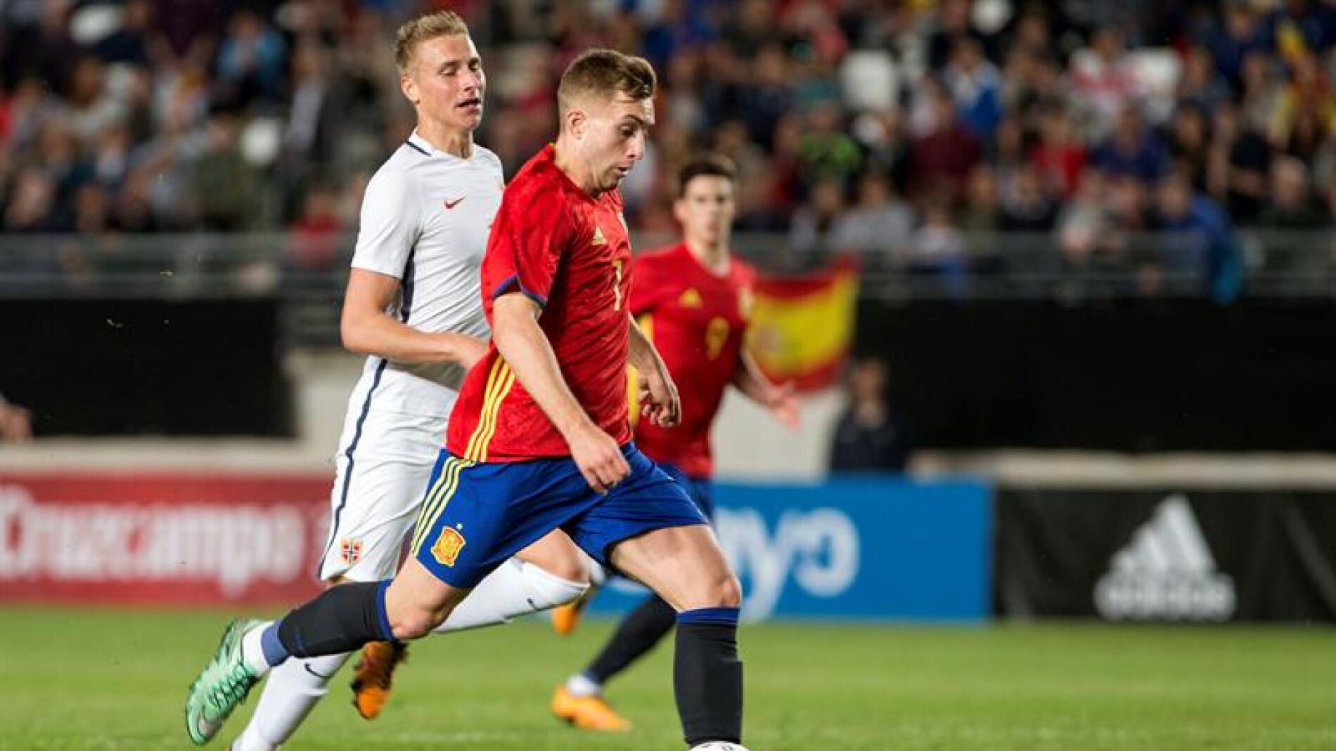 Deulofeu conduce el bal&oacute;n en el partido ante Noruega
