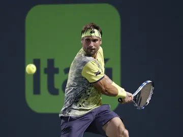 David Ferrer golpea la pelota durante el partido contra Lucas Pouille David Ferrer golpea la pelota durante el partido contra Lucas Pouille