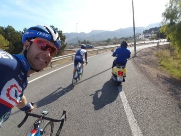 Antoine Demoiti&eacute;, haci&eacute;ndose una foto montado en la bici