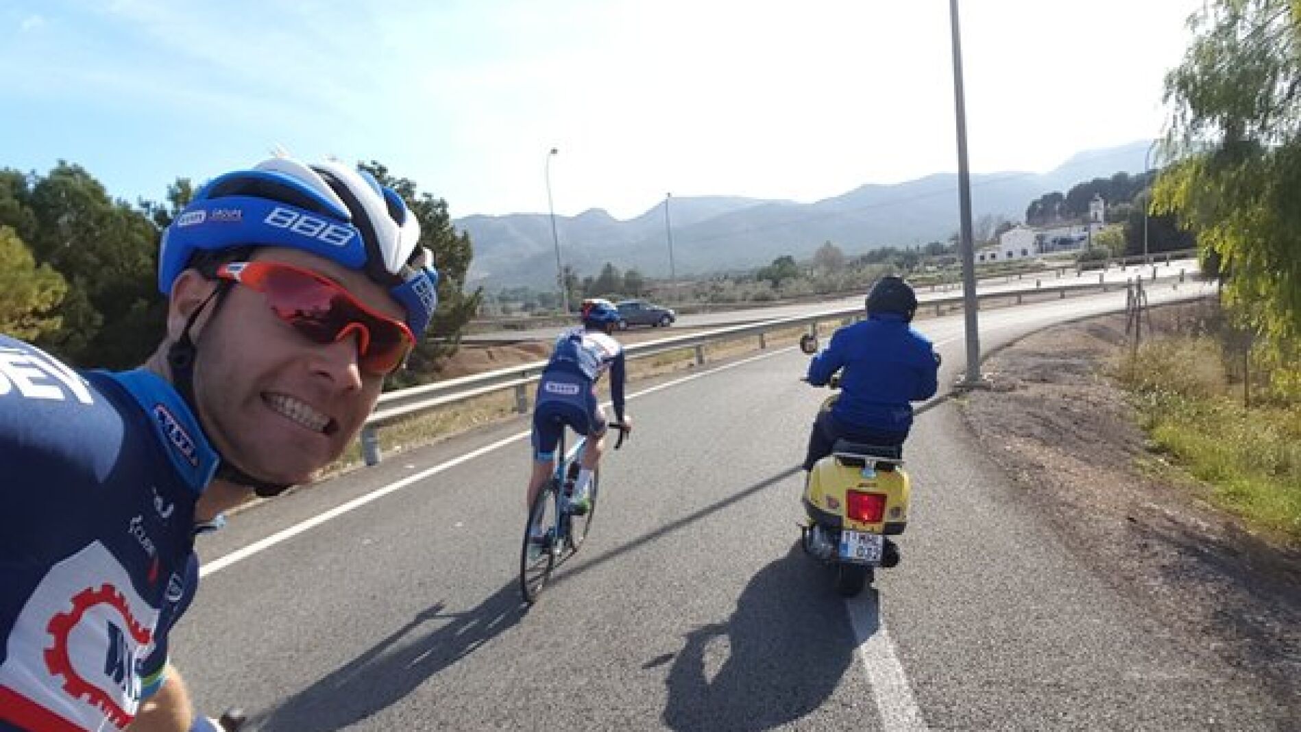 Antoine Demoiti&eacute;, haci&eacute;ndose una foto montado en la bici