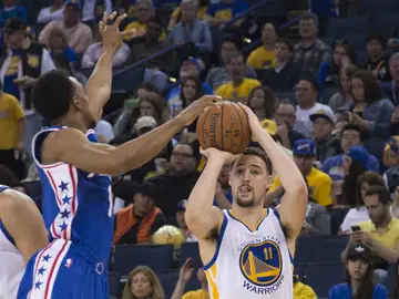 Klay Thompson lanza a canasta ante la defensa rival Klay Thompson lanza a canasta ante la defensa rival