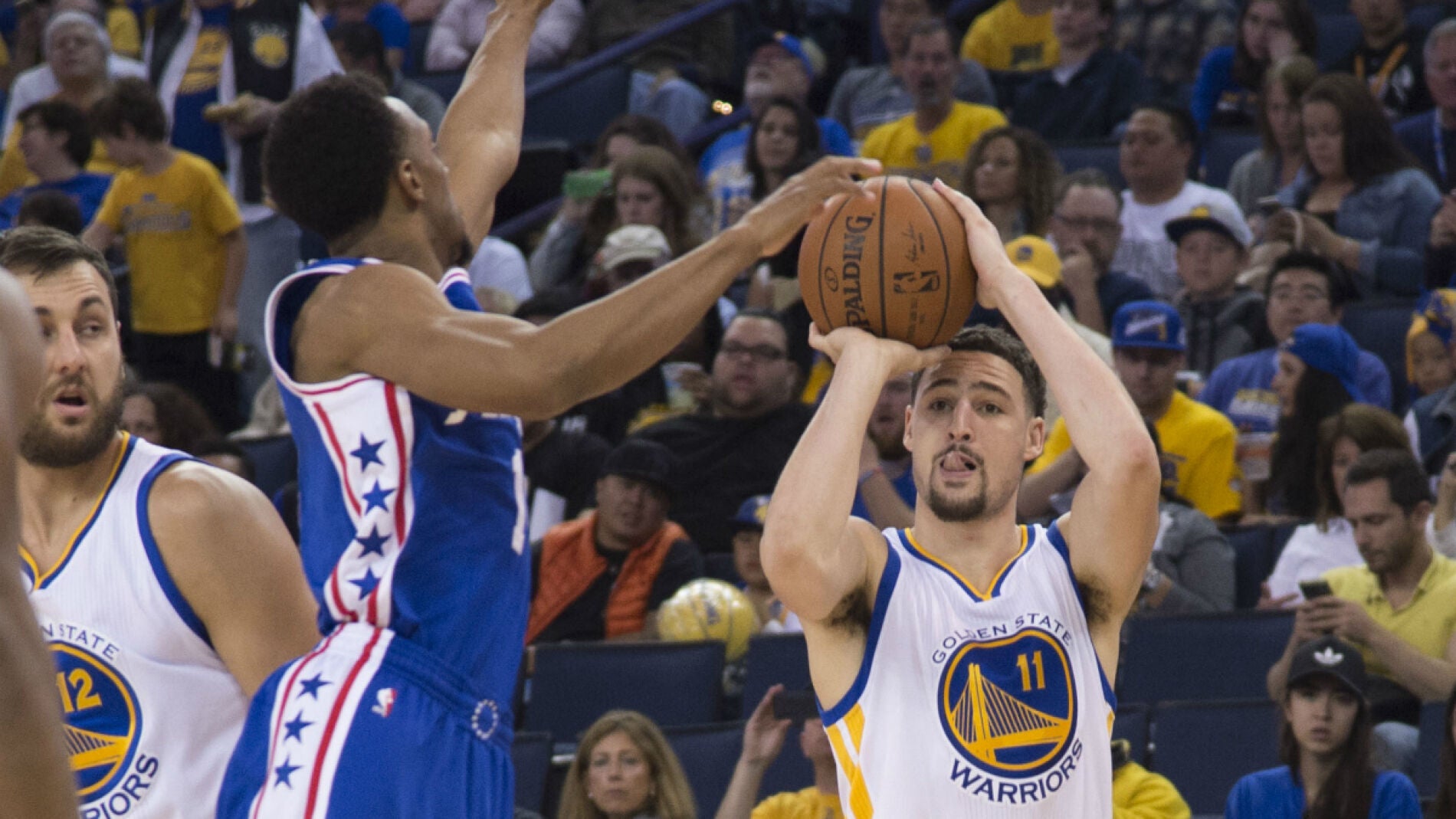 Klay Thompson lanza a canasta ante la defensa rival