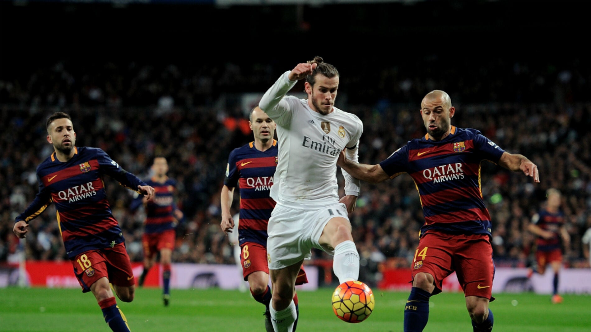 Gareth Bale conduce el bal&oacute;n ante la presi&oacute;n del Barcelona