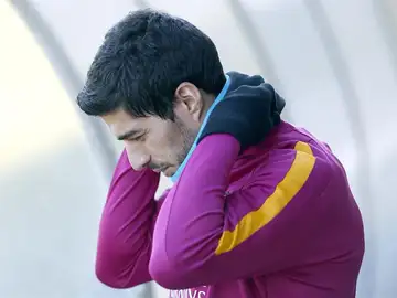 Luis Suárez se abriga para entrenar en las instalaciones de Tito Villanova Luis Suárez se abriga para entrenar en las instalaciones de Tito Villanova