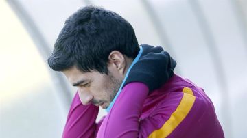 Luis Suárez se abriga para entrenar en las instalaciones de Tito Villanova