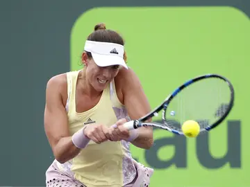 Garbiñe Muguruza golpea de revés durante su partido contra Azarenka Garbiñe Muguruza golpea de revés durante su partido contra Azarenka