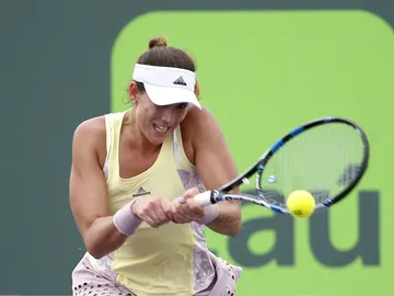Garbiñe Muguruza golpea de revés durante su partido contra Azarenka Garbiñe Muguruza golpea de revés durante su partido contra Azarenka