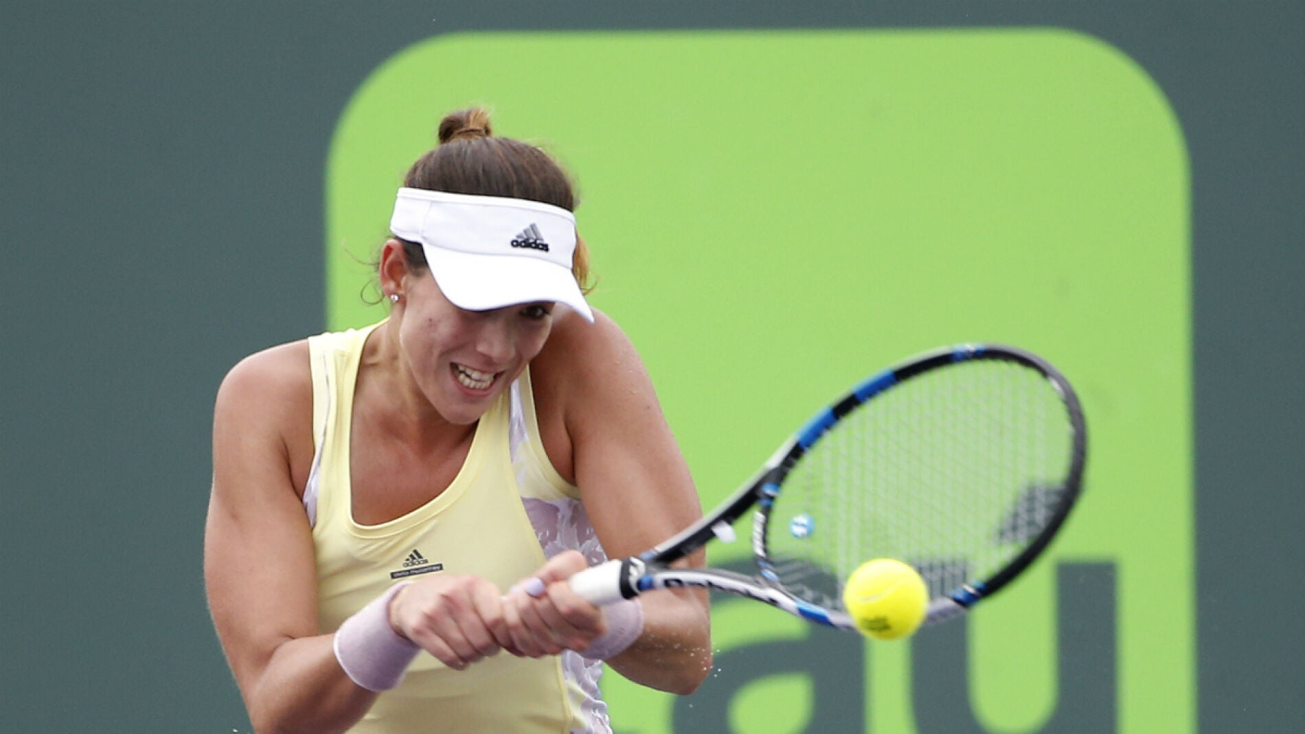 Garbi&ntilde;e Muguruza golpea de rev&eacute;s durante su partido contra Azarenka