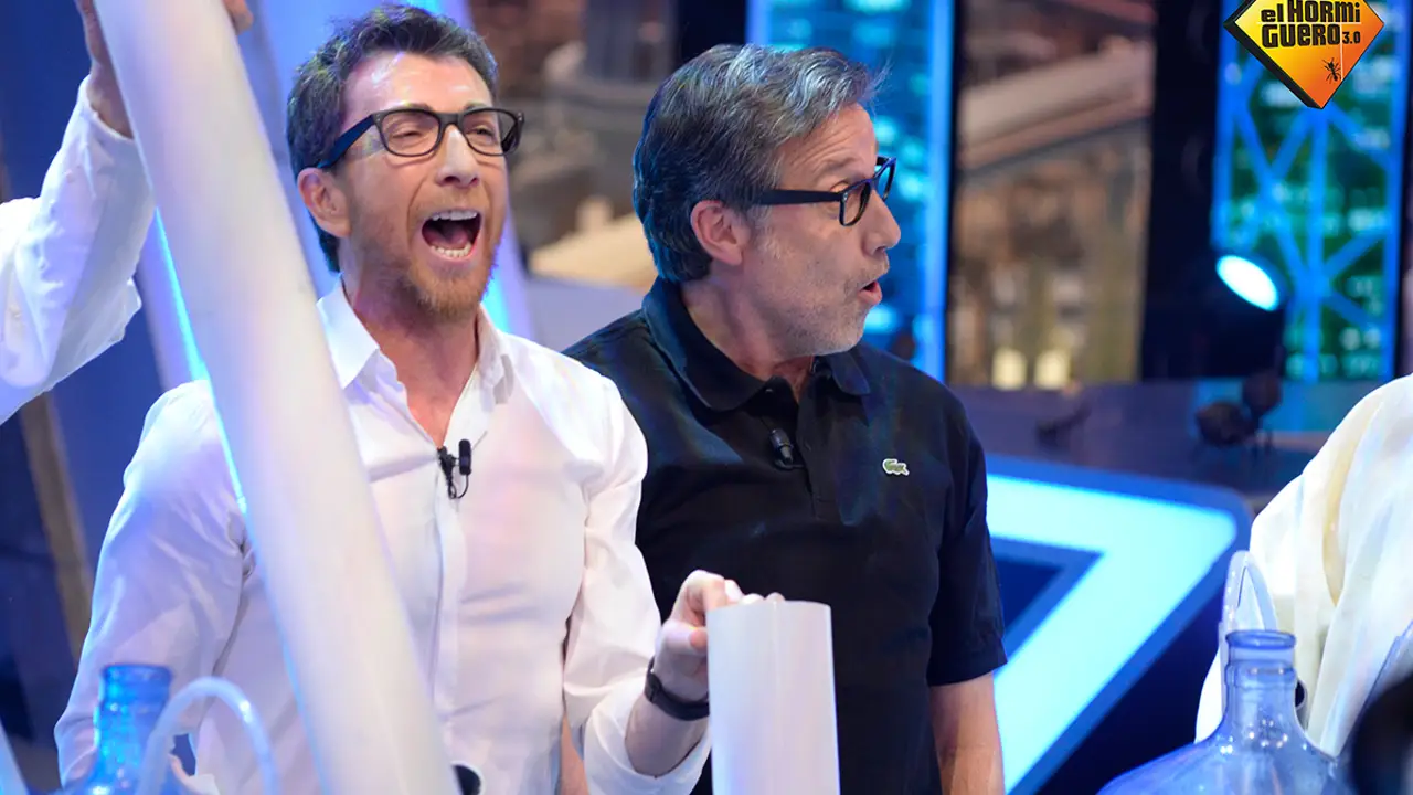 La actuación de la compañía Bovoj del espectáculo 'Aire'