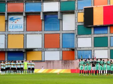 Los jugadores de Portugal y Bélgica guardan un minuto de silencio antes de comenzar el partido