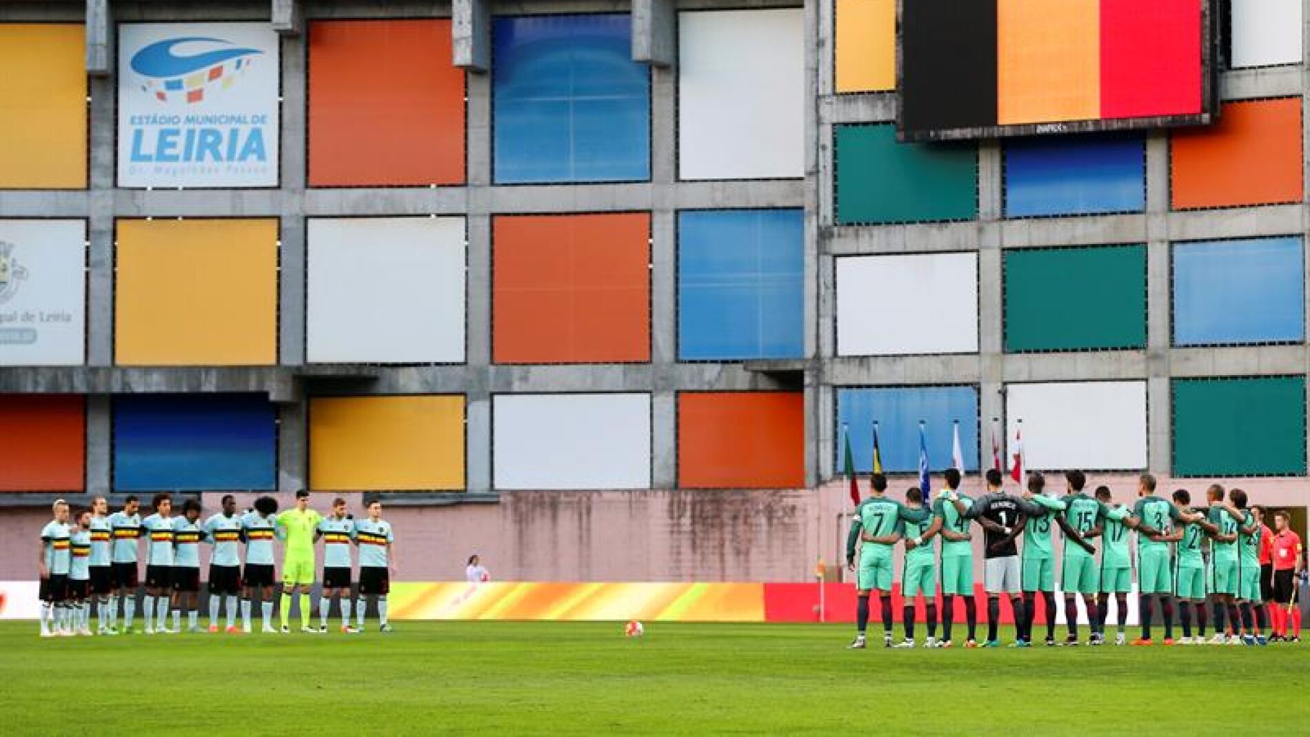 Los jugadores de Portugal y B&eacute;lgica guardan un minuto de silencio antes de comenzar el partido