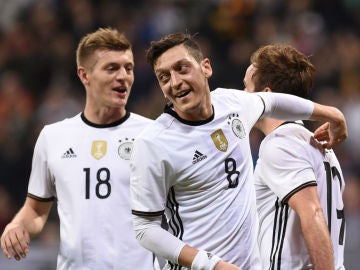 Ozil y Kross, goleadores ante Italia