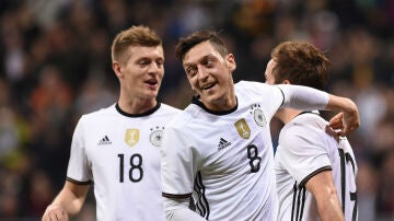 Ozil y Kross, goleadores ante Italia