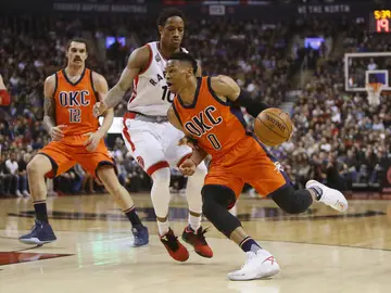Russell Westbrook, defendido por DeMar DeRozan, entra a canasta Russell Westbrook, defendido por DeMar DeRozan, entra a canasta