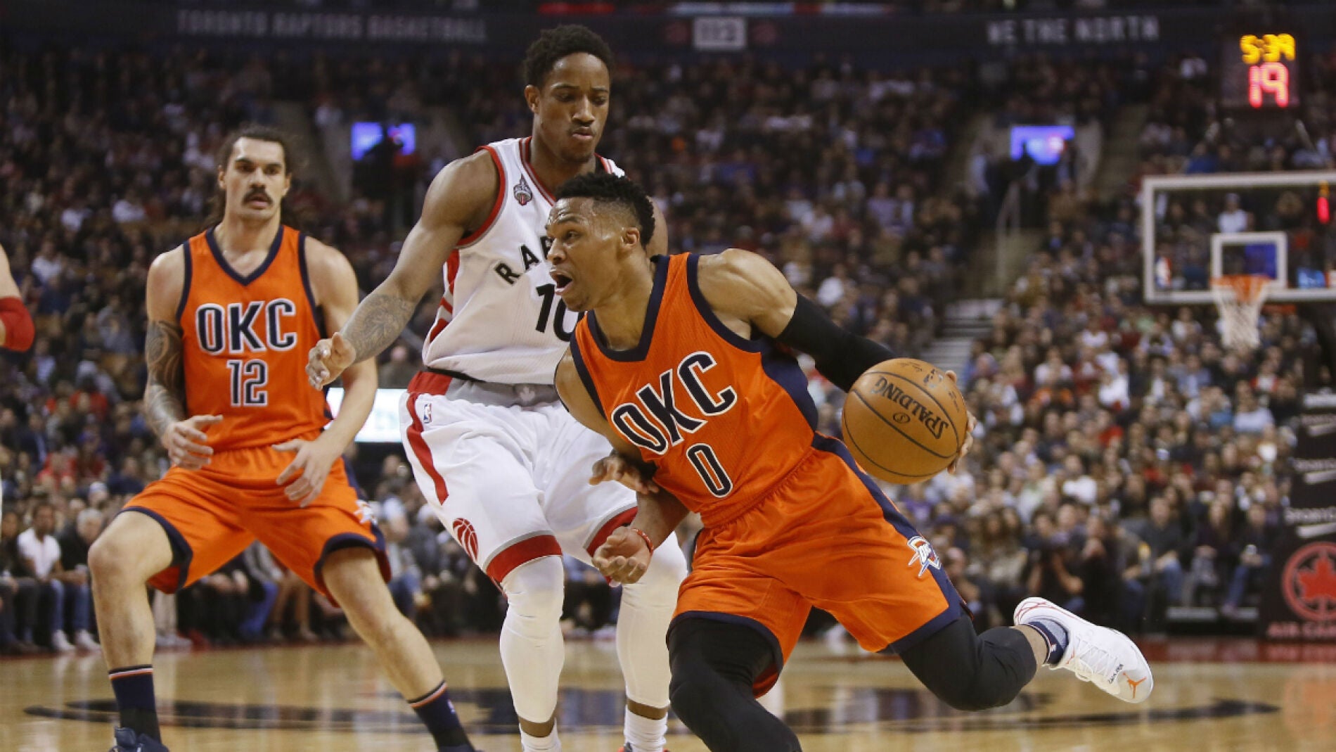 Russell Westbrook, defendido por DeMar DeRozan, entra a canasta