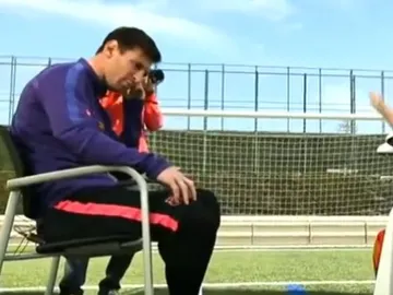 Messi donando sus zapatillas en la televisión egipcia Messi donando sus zapatillas en la televisión egipcia