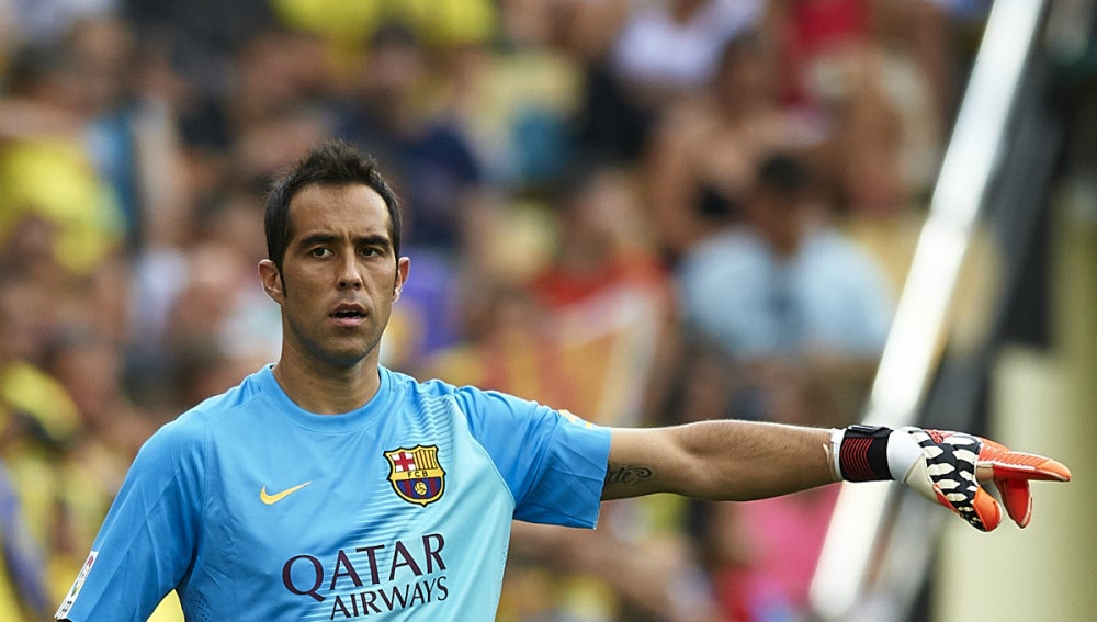 Claudio Bravo durante un partido con el Barcelona