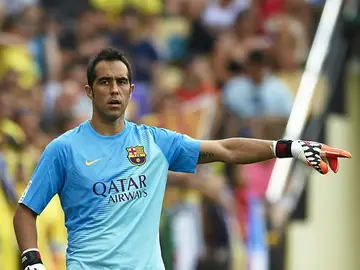 Claudio Bravo durante un partido con el Barcelona Claudio Bravo durante un partido con el Barcelona