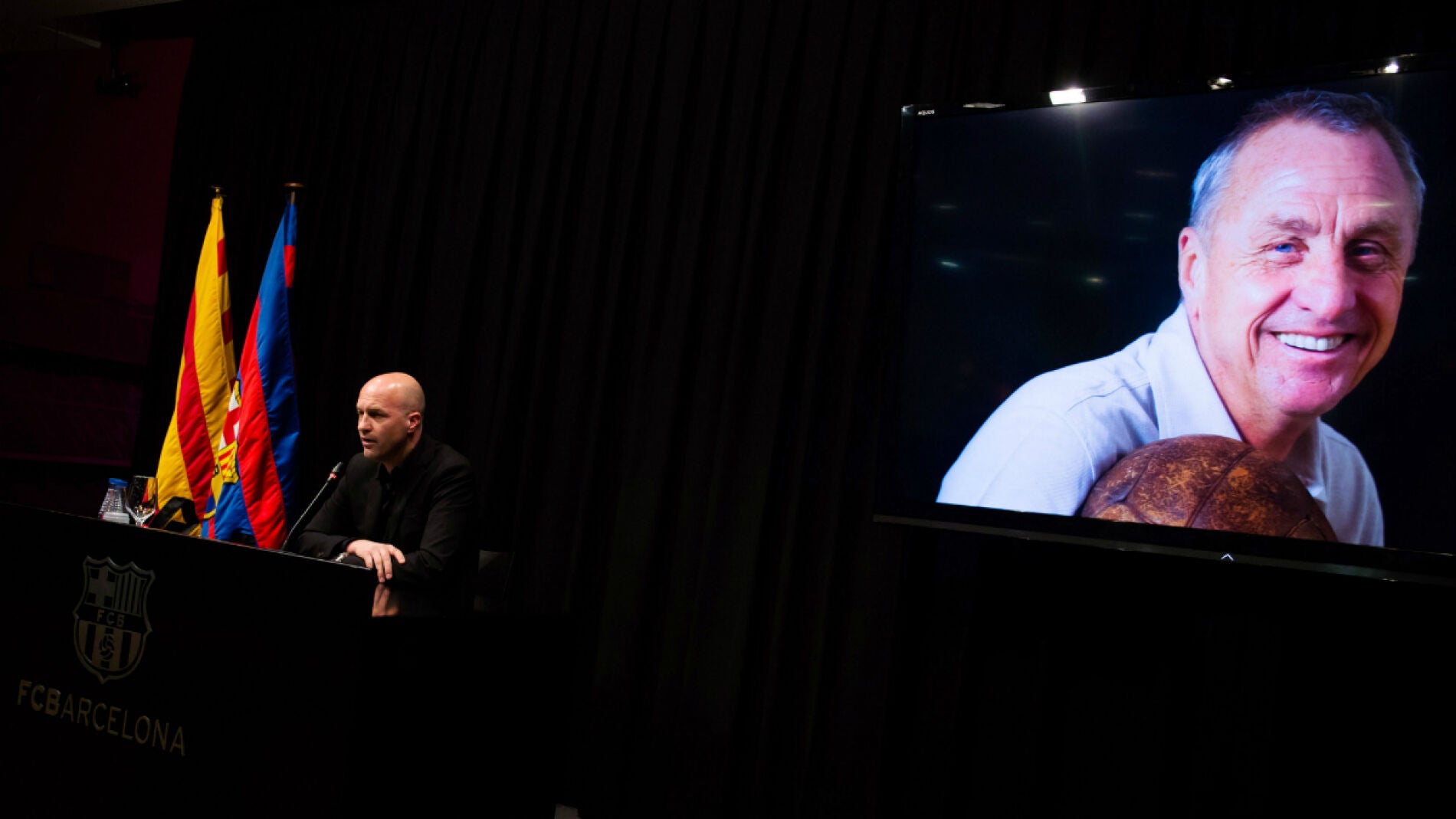 Jordi Cruyff, con la foto de su padre detr&aacute;s