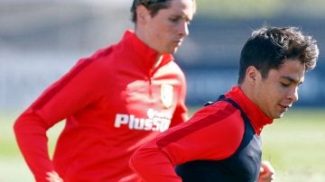 Óliver y Torres, durante el entrenamiento del Atlético de Madrid