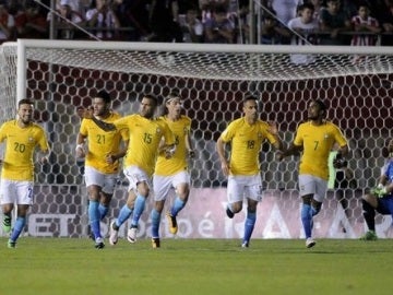 Los jugadores de Brasil celebran el gol de Dani Alves