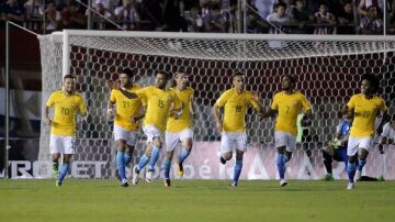 Los jugadores de Brasil celebran el gol de Dani Alves