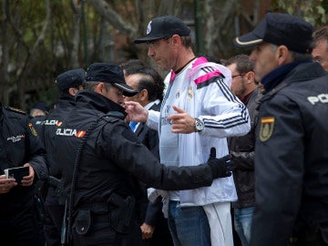 Aficionado del Real Madrid cacheado por la Policía