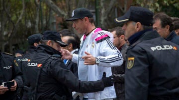 Aficionado del Real Madrid cacheado por la Policía