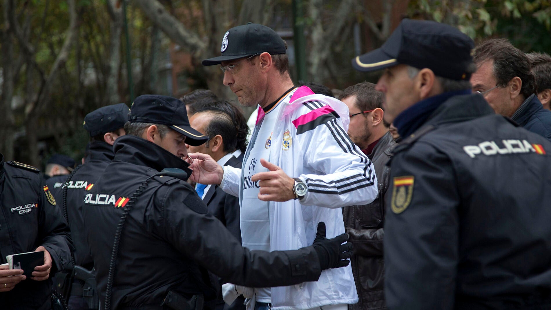 Aficionado del Real Madrid cacheado por la Polic&iacute;a