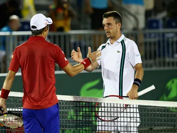 Roberto Bautista da la mano a Kei Nishikori tras el partido Roberto Bautista da la mano a Kei Nishikori tras el partido