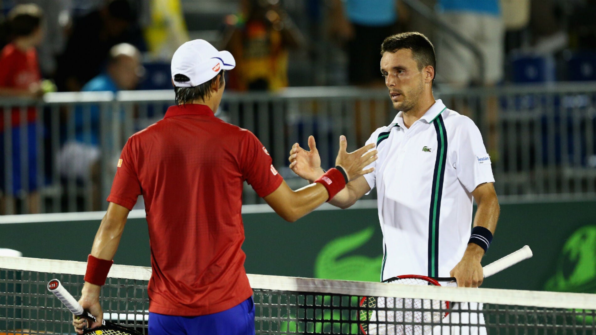Roberto Bautista da la mano a Kei Nishikori tras el partido