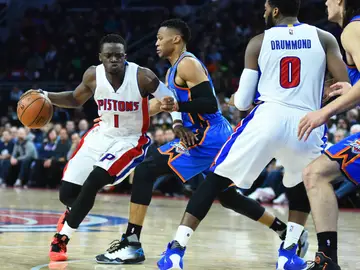 Reggie Jackson entra a canasta defendido por su excompañero Russell Westbrook Reggie Jackson entra a canasta defendido por su excompañero Russell Westbrook