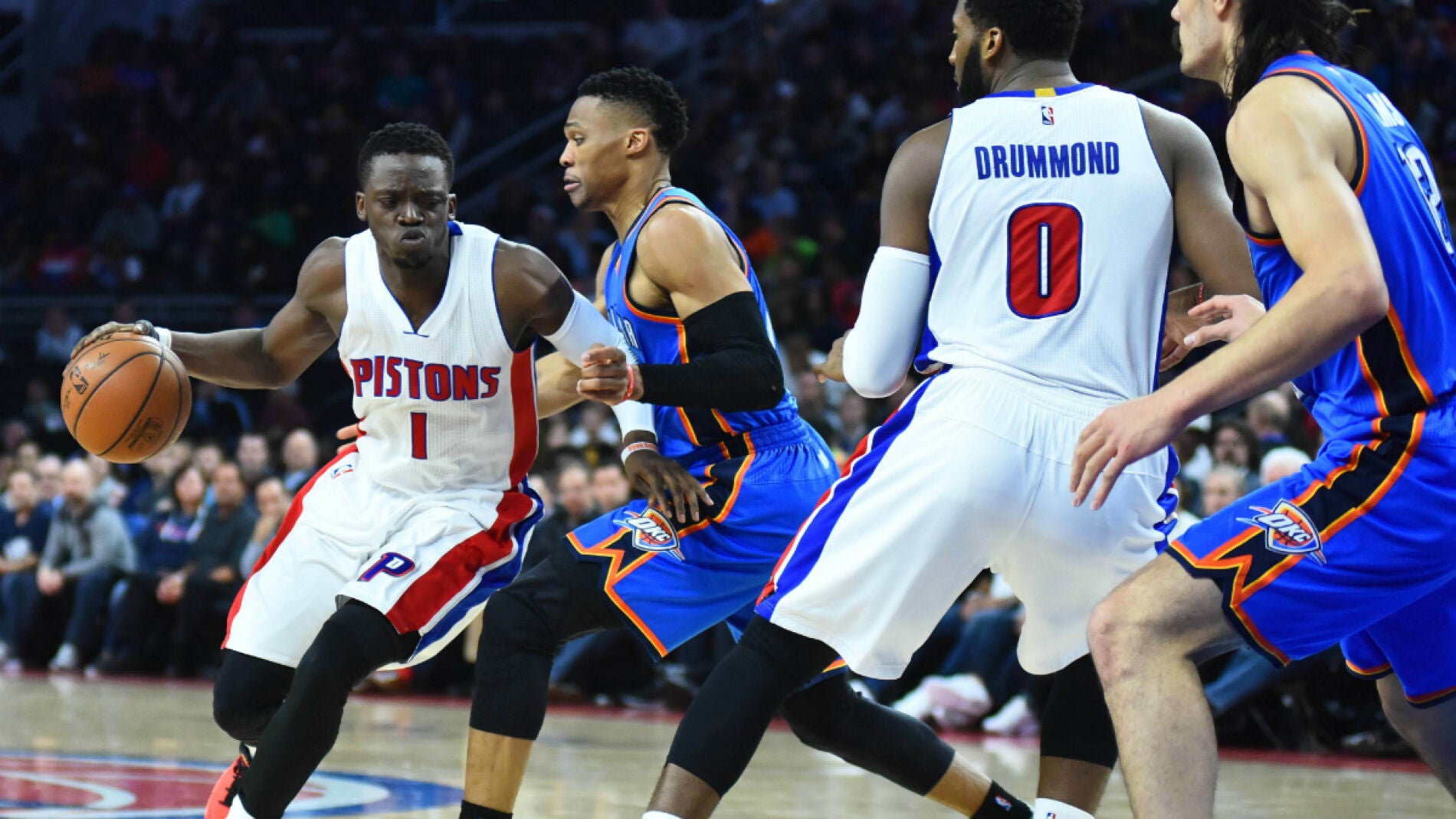 Reggie Jackson entra a canasta defendido por su excompa&ntilde;ero Russell Westbrook