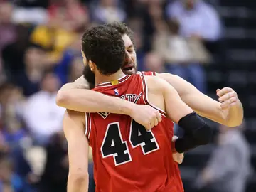 Nikola Mirotic y Pau Gasol se abrazan durante el partido contra los Indiana Pacers Nikola Mirotic y Pau Gasol se abrazan durante el partido contra los Indiana Pacers