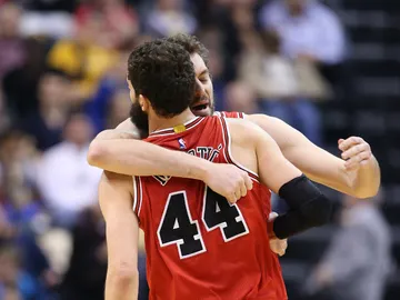 Nikola Mirotic y Pau Gasol se abrazan durante el partido contra los Indiana Pacers Nikola Mirotic y Pau Gasol se abrazan durante el partido contra los Indiana Pacers