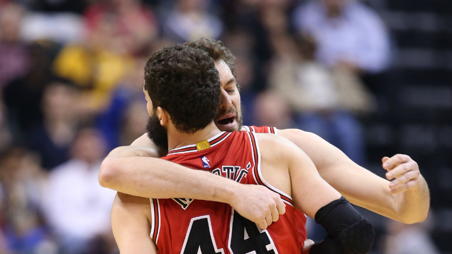Nikola Mirotic y Pau Gasol se abrazan durante el partido contra los Indiana Pacers
