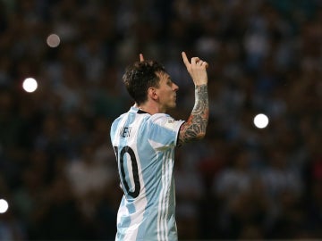 Leo Messi celebra su gol contra Bolivia