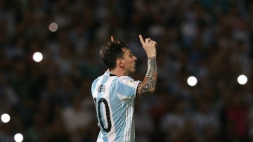 Leo Messi celebra su gol contra Bolivia