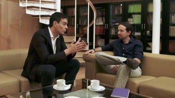El líder del PSOE, Pedro Sánchez, y el de Podemos, Pablo Iglesias, durante una reunión