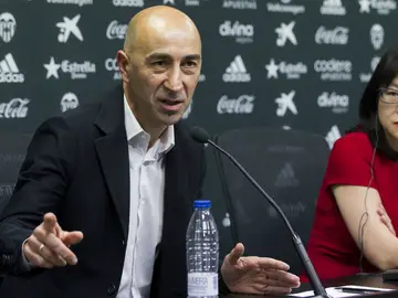 Pako Ayestarán, durante su presentación con el Valencia Pako Ayestarán, durante su presentación con el Valencia