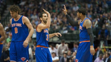 José Manuel Calderón, con Carmelo Anthony antes de marcharse de la cancha