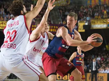 Justin Doellman, con el balón en el partido ante Brose Baskets Justin Doellman, con el balón en el partido ante Brose Baskets
