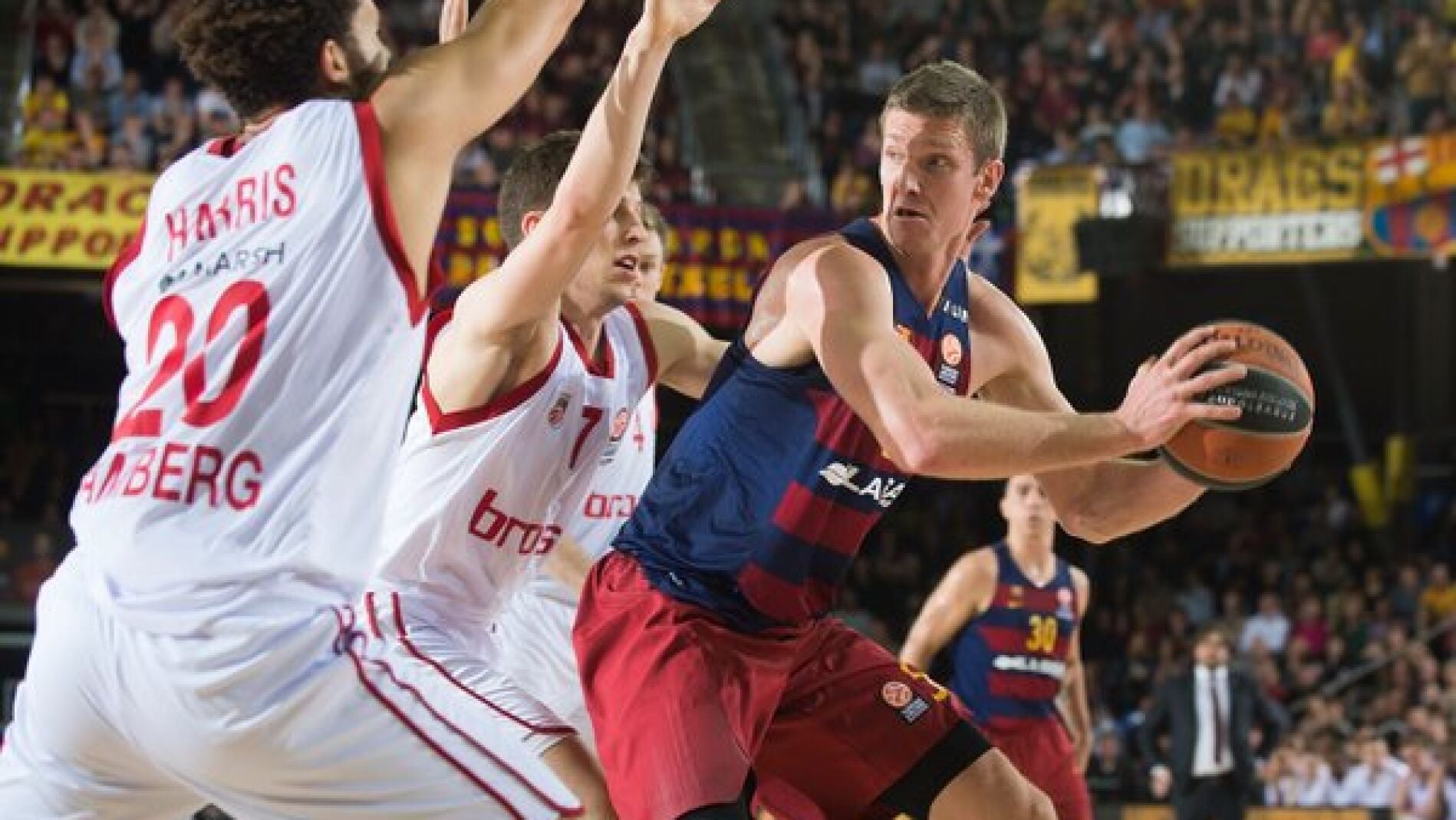 Justin Doellman, con el bal&oacute;n en el partido ante Brose Baskets