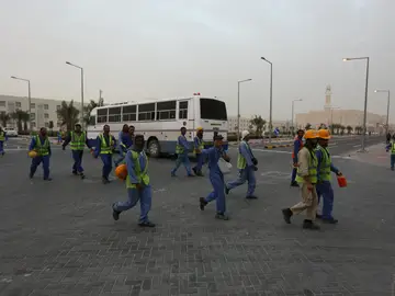 Obreros se dirigen a las obras del Mundial de Catar Obreros se dirigen a las obras del Mundial de Catar